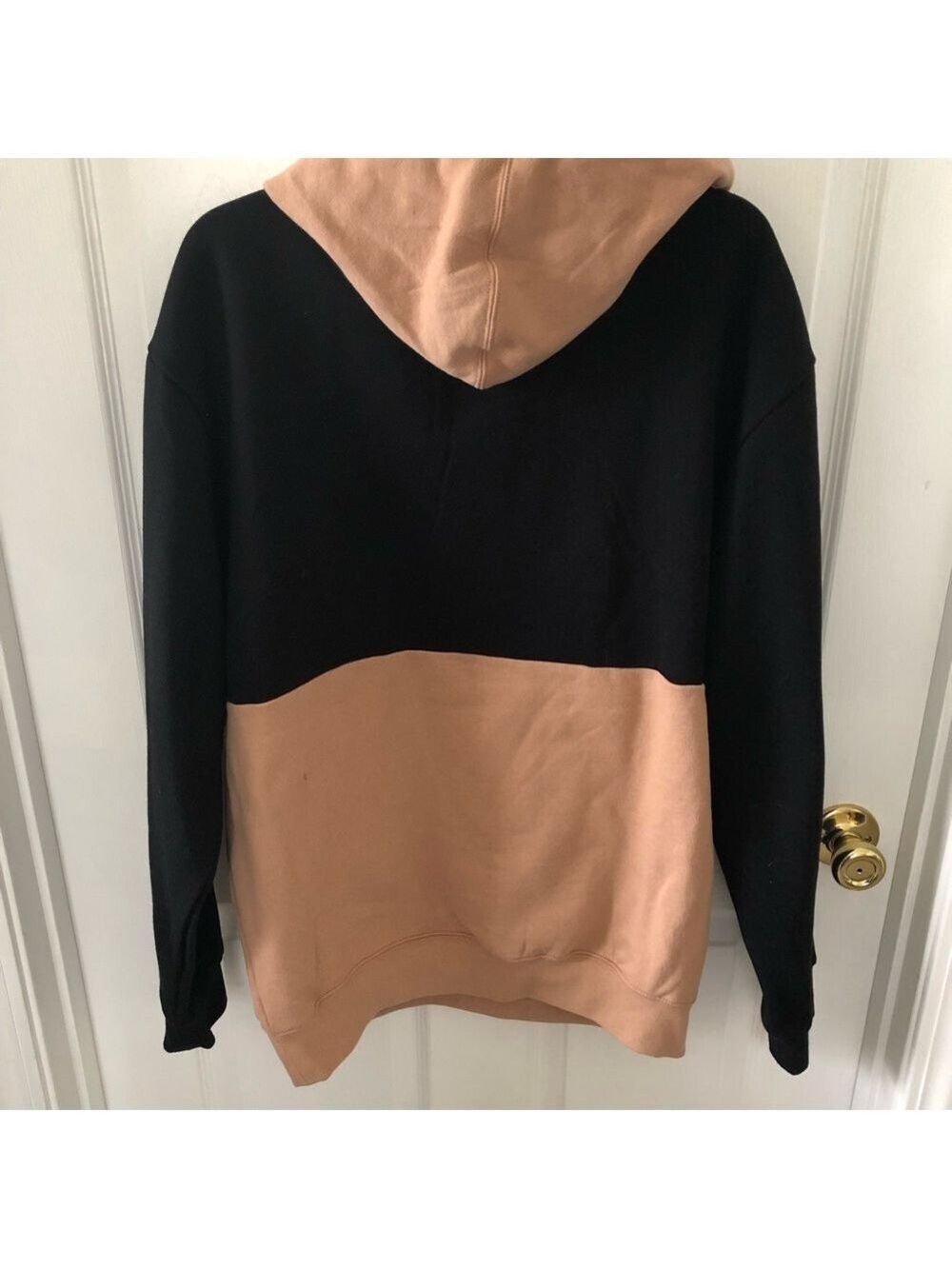 Buc-ee's Two-Tone Black and Tan Hoodie Iconic Beaver Logo Patch Mens Large - Picture 2 of 8
